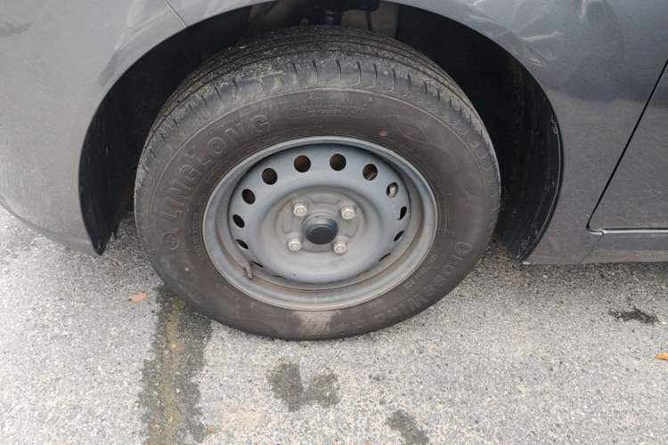Used Wuling Hongguang New Energy 2024 All-Electric Model 300KM Standard Version Left Front Wheel Hub