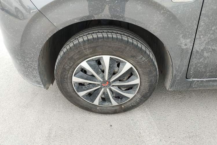 Used Wuling Hongguang New Energy 2024 All-Electric Model 300KM Standard Version Left Front Wheel Hub