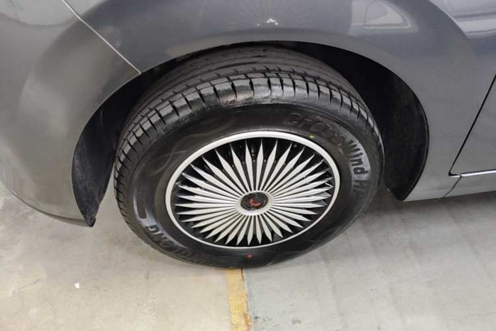 Used Wuling Hongguang New Energy 2024 All-Electric Model 300KM Standard Version Left Front Wheel Hub