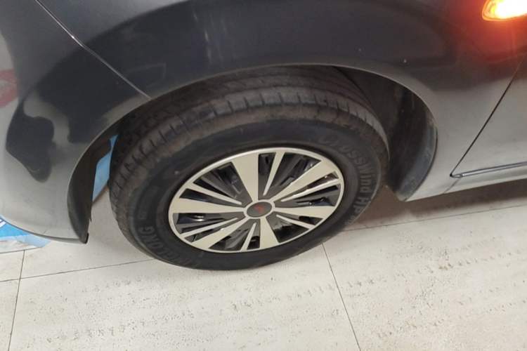 Used Wuling Hongguang New Energy 2024 All-Electric Model 300KM Standard Version Left Front Wheel Hub