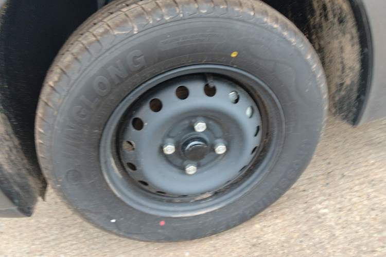 Used Wuling Hongguang New Energy 2024 All-Electric Model 300KM Standard Version Left Front Wheel Hub