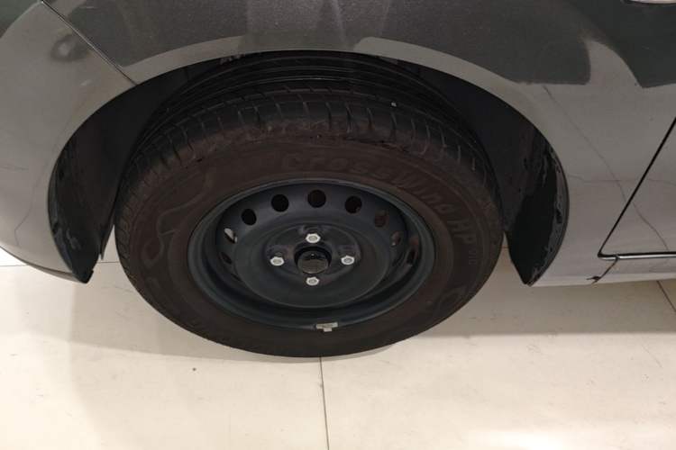 Used Wuling Hongguang New Energy 2024 All-Electric Model 300KM Practical Version Left Front Wheel Hub