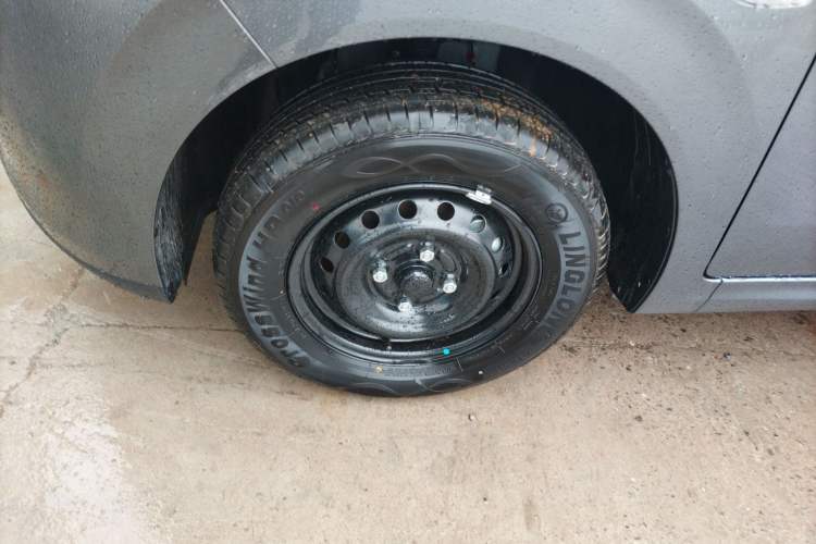 Used Wuling Hongguang New Energy 2024 All-Electric Model 300KM Practical Version Left Front Wheel Hub