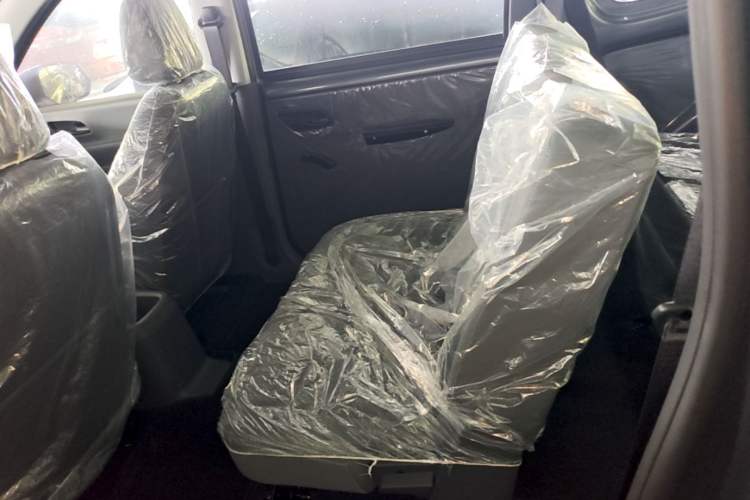 Used Wuling Hongguang New Energy 2024 All-Electric Model 300KM Practical Version Left Rear Seat