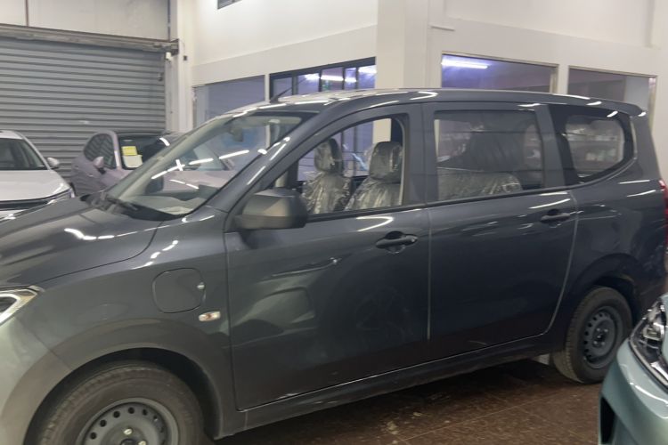 Used Wuling Hongguang New Energy 2024 All-Electric Model 300KM Standard Version Left Side