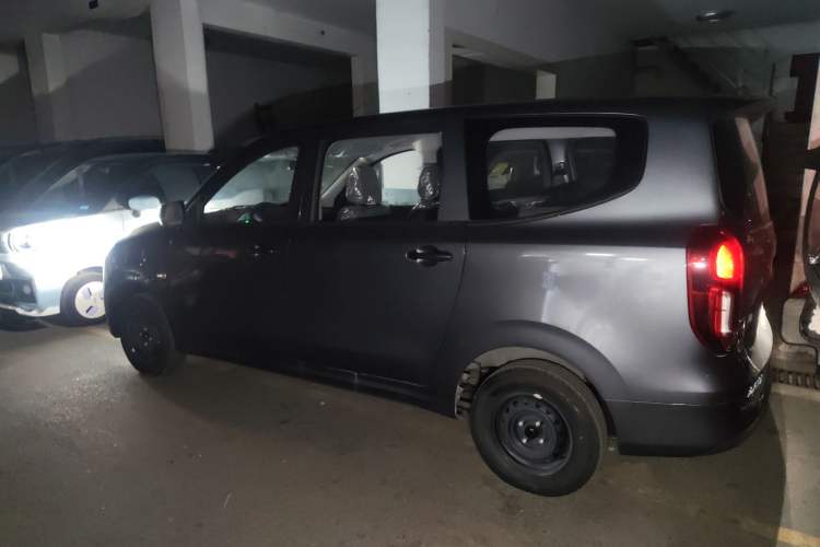 Used Wuling Hongguang New Energy 2024 All-Electric Model 300KM Practical Version Left Side