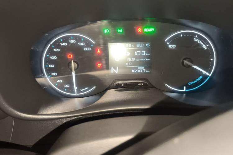 Used Wuling Hongguang New Energy 2024 All-Electric Model 300KM Practical Version Odometer Close Up