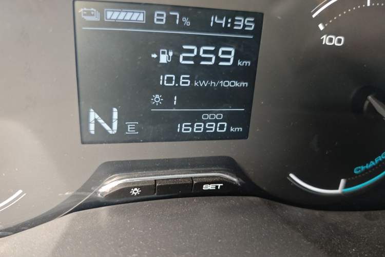 Used Wuling Hongguang New Energy 2024 All-Electric Model 300KM Standard Version Odometer Close Up