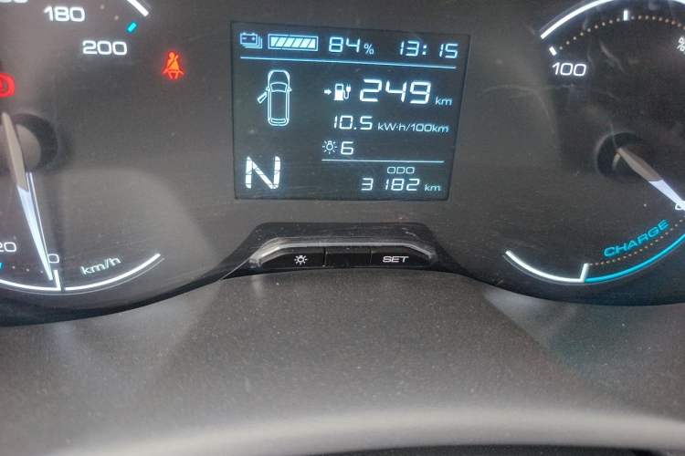 Used Wuling Hongguang New Energy 2024 All-Electric Model 300KM Practical Version Odometer Close Up