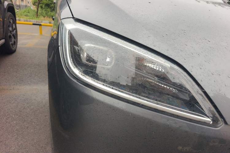 Used Wuling Hongguang New Energy 2024 All-Electric Model 300KM Practical Version Right Front Headlight