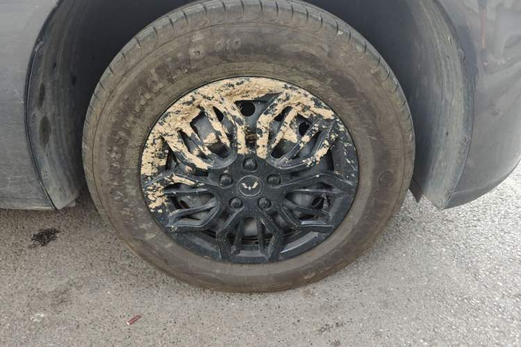 Used Wuling Hongguang New Energy 2024 All-Electric Model 300KM Standard Version Right Front Wheel Hub