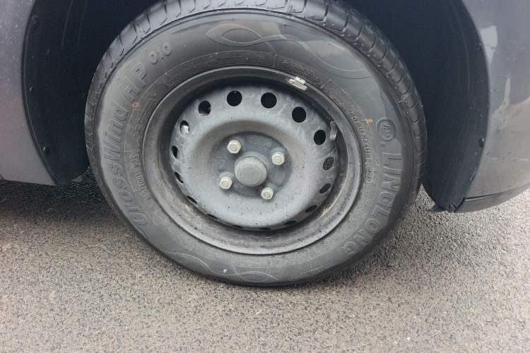 Used Wuling Hongguang New Energy 2024 All-Electric Model 300KM Practical Version Right Front Wheel Hub
