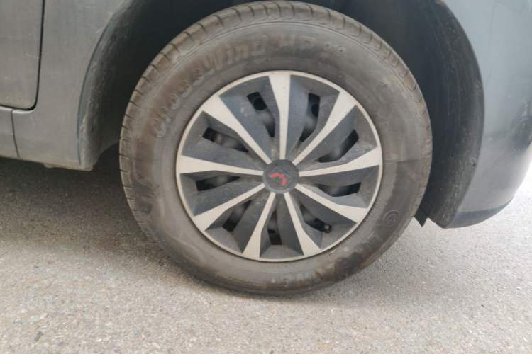 Used Wuling Hongguang New Energy 2024 All-Electric Model 300KM Standard Version Right Front Wheel Hub