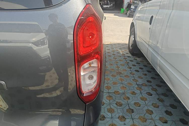 Used Wuling Hongguang New Energy 2024 All-Electric Model 300KM Standard Version Right Rear Taillight