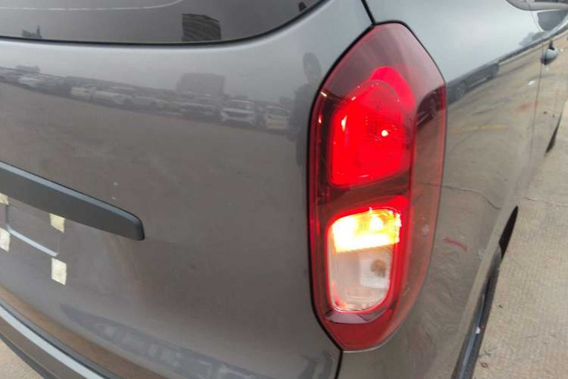Used Wuling Hongguang New Energy 2024 All-Electric Model 300KM Standard Version Right Rear Taillight