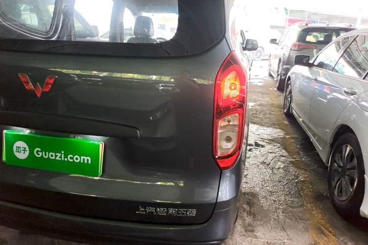Used Wuling Hongguang New Energy 2024 All-Electric Model 300KM Practical Version Right Rear Taillight