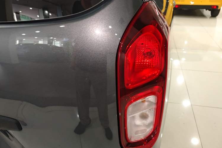 Used Wuling Hongguang New Energy 2024 All-Electric Model 300KM Practical Version Right Rear Taillight