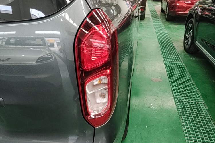 Used Wuling Hongguang New Energy 2024 All-Electric Model 300KM Practical Version Right Rear Taillight