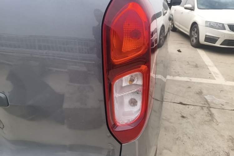Used Wuling Hongguang New Energy 2024 All-Electric Model 300KM Standard Version Right Rear Taillight