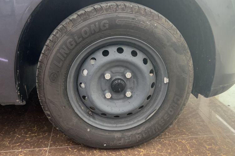 Used Wuling Hongguang New Energy 2024 All-Electric Model 300KM Standard Version Right Rear Wheel Hub