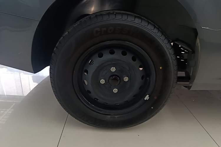 Used Wuling Hongguang New Energy 2024 All-Electric Model 300KM Practical Version Right Rear Wheel Hub