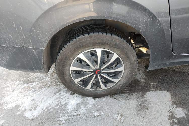 Used Wuling Hongguang New Energy 2024 All-Electric Model 300KM Standard Version Right Rear Wheel Hub