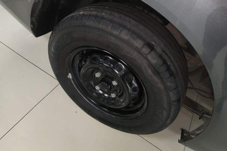Used Wuling Hongguang New Energy 2024 All-Electric Model 300KM Standard Version Right Rear Wheel Hub