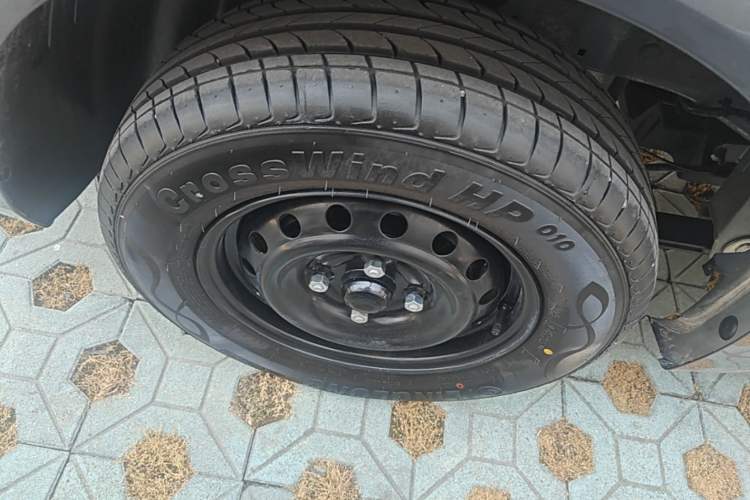 Used Wuling Hongguang New Energy 2024 All-Electric Model 300KM Standard Version Right Rear Wheel Hub
