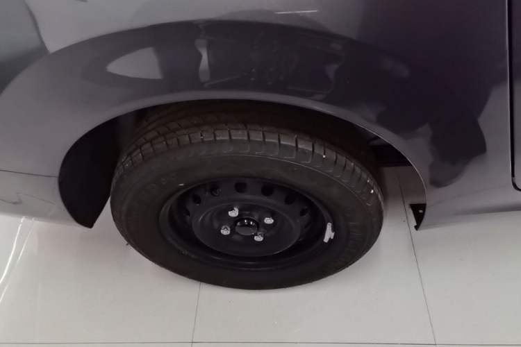 Used Wuling Hongguang New Energy 2024 All-Electric Model 300KM Standard Version Right Rear Wheel Hub