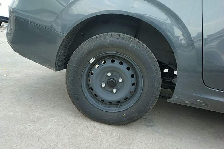 Used Wuling Hongguang New Energy 2024 All-Electric Model 300KM Standard Version Right Rear Wheel Hub