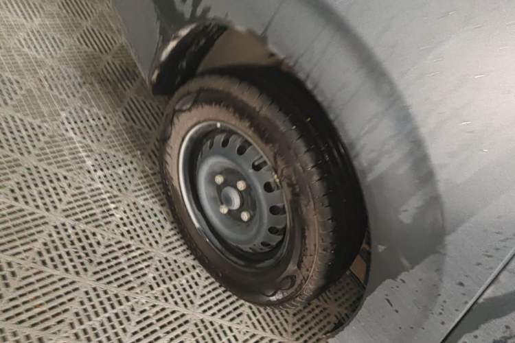 Used Wuling Hongguang New Energy 2024 All-Electric Model 300KM Practical Version Right Rear Wheel Hub