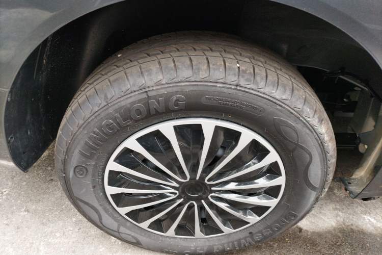 Used Wuling Hongguang New Energy 2024 All-Electric Model 300KM Standard Version Right Rear Wheel Hub