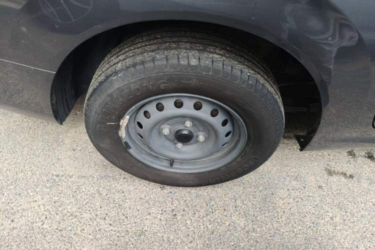 Used Wuling Hongguang New Energy 2024 All-Electric Model 300KM Standard Version Right Rear Wheel Hub