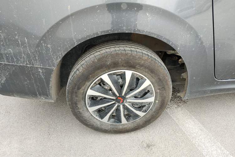 Used Wuling Hongguang New Energy 2024 All-Electric Model 300KM Standard Version Right Rear Wheel Hub