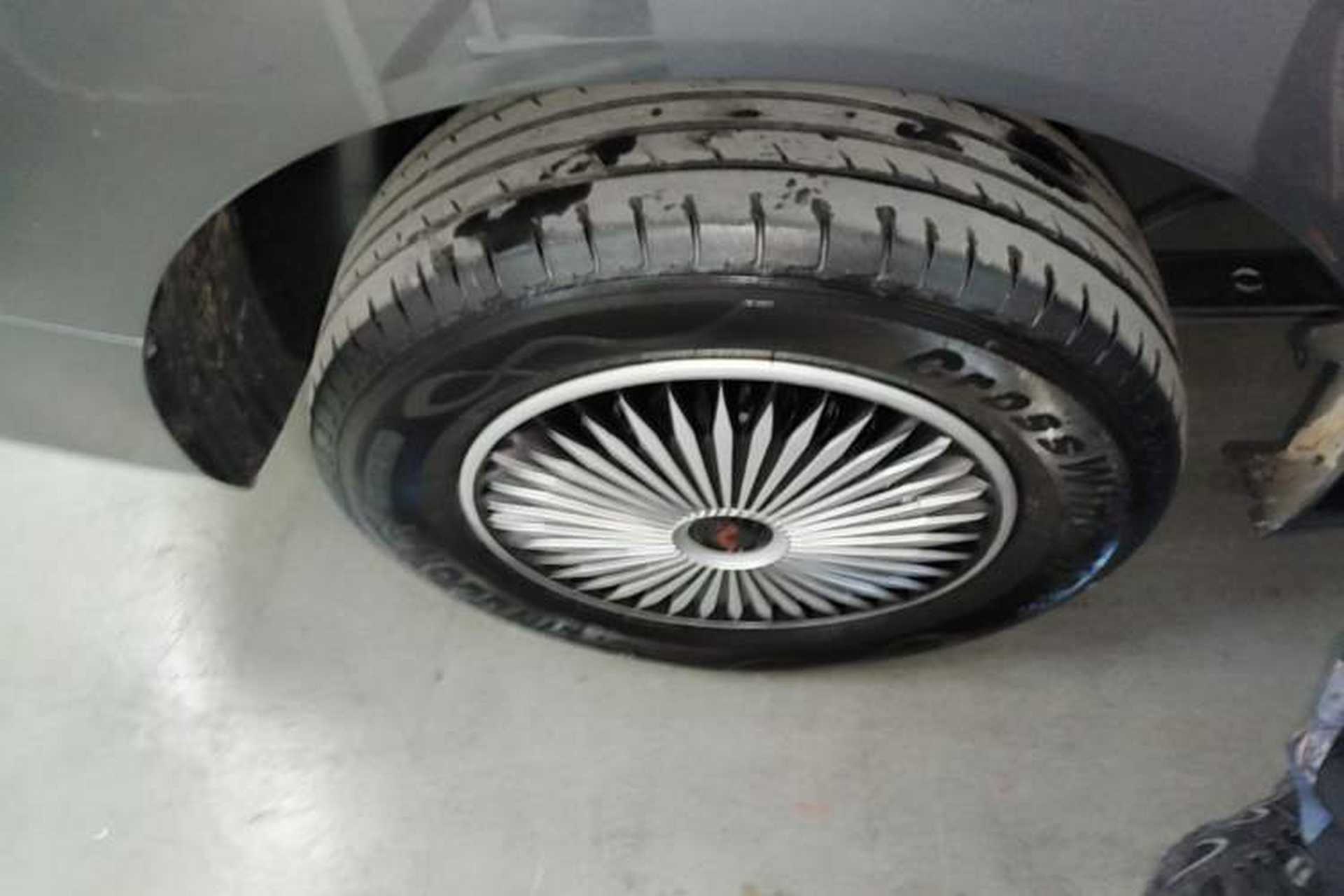 Used Wuling Hongguang New Energy 2024 All-Electric Model 300KM Standard Version Right Rear Wheel Hub