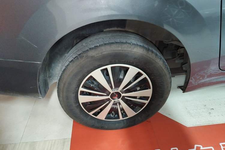 Used Wuling Hongguang New Energy 2024 All-Electric Model 300KM Standard Version Right Rear Wheel Hub
