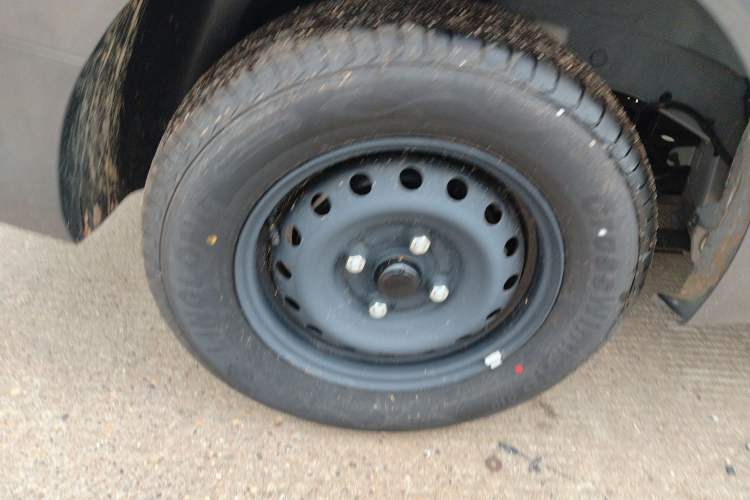 Used Wuling Hongguang New Energy 2024 All-Electric Model 300KM Standard Version Right Rear Wheel Hub