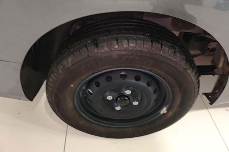 Used Wuling Hongguang New Energy 2024 All-Electric Model 300KM Practical Version Right Rear Wheel Hub