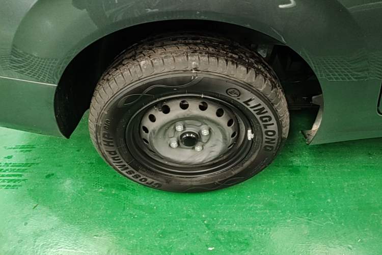 Used Wuling Hongguang New Energy 2024 All-Electric Model 300KM Practical Version Right Rear Wheel Hub
