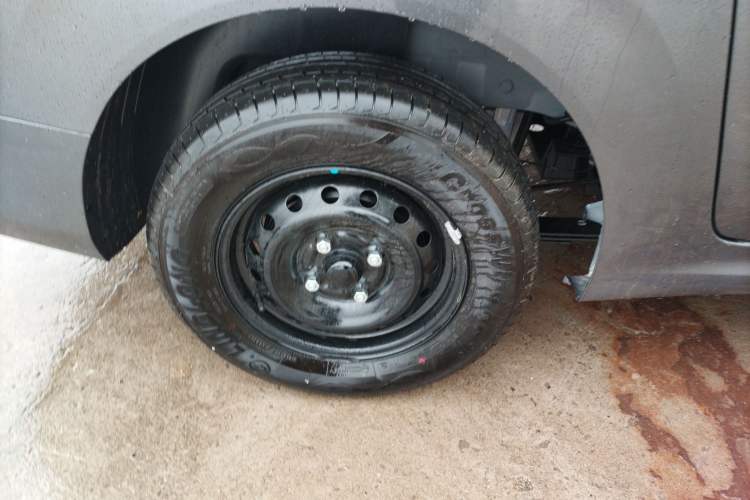 Used Wuling Hongguang New Energy 2024 All-Electric Model 300KM Practical Version Right Rear Wheel Hub