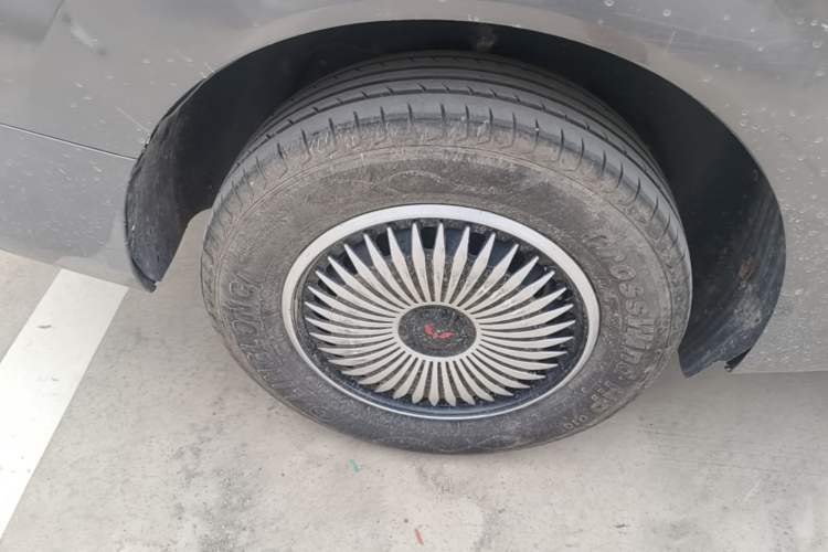 Used Wuling Hongguang New Energy 2024 All-Electric Model 300KM Standard Version Right Rear Wheel Hub