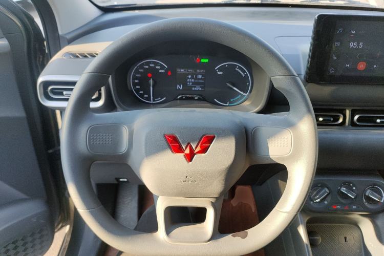 Used Wuling Hongguang New Energy 2024 All-Electric Model 300KM Standard Version Steering Wheel