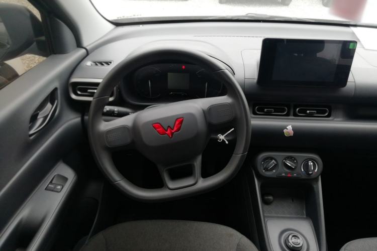 Used Wuling Hongguang New Energy 2024 All-Electric Model 300KM Standard Version Steering Wheel
