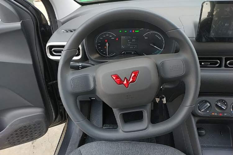 Used Wuling Hongguang New Energy 2024 All-Electric Model 300KM Standard Version Steering Wheel
