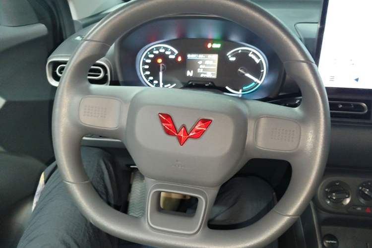 Used Wuling Hongguang New Energy 2024 All-Electric Model 300KM Standard Version Steering Wheel