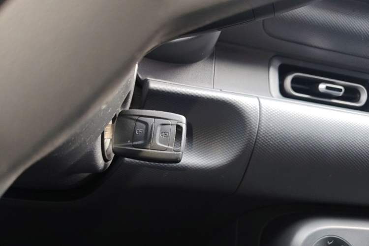 Used Wuling Hongguang New Energy 2024 All-Electric Model 300KM Standard Version Vehicle Key