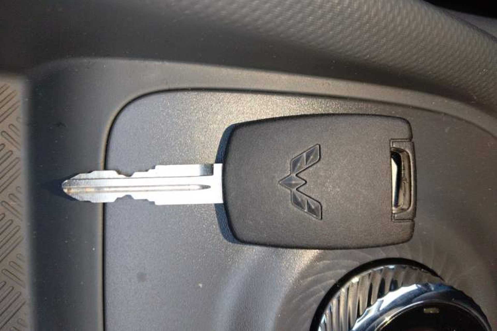 Used Wuling Hongguang New Energy 2024 All-Electric Model 300KM Standard Version Vehicle Key