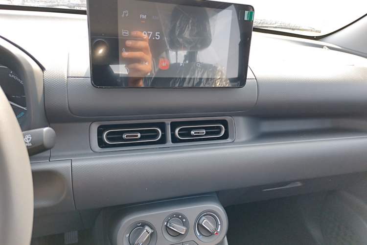 Used Wuling Hongguang New Energy 2024 All-Electric Model 300KM Standard Version Audio And AC Panel