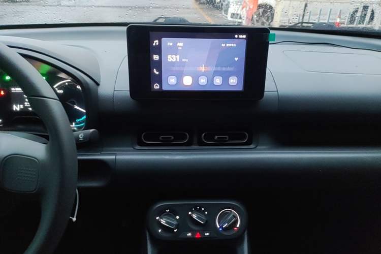 Used Wuling Hongguang New Energy 2024 All-Electric Model 300KM Standard Version Audio And AC Panel