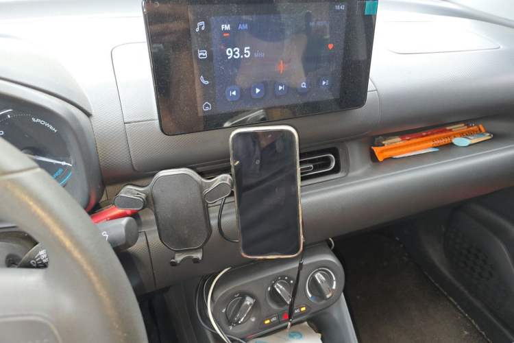 Used Wuling Hongguang New Energy 2024 All-Electric Model 300KM Standard Version Audio And AC Panel